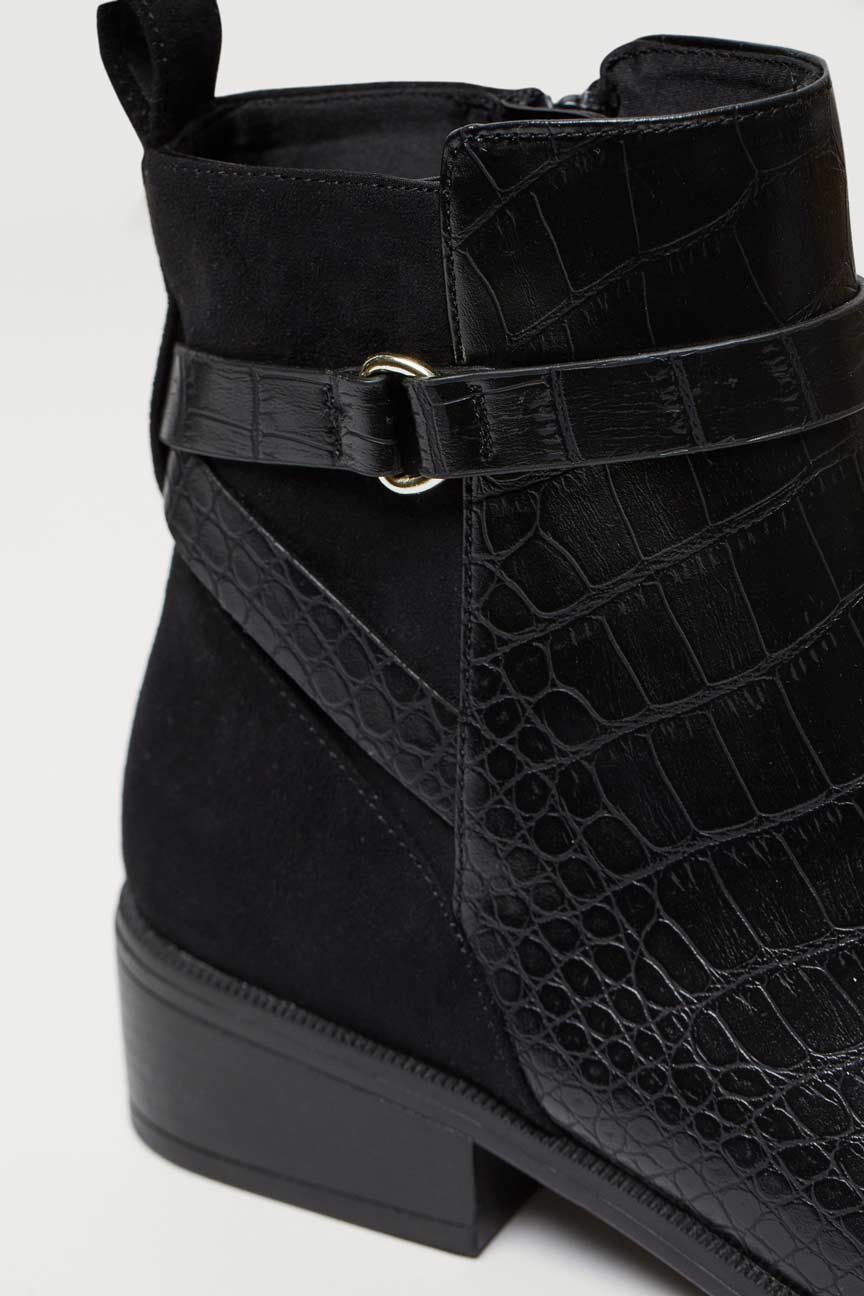 Blouse Top Shirt sweater sweatshirt dress pant trouser shorts sweatpants hoodie coat Jacket belt necklace bracelet earrings rings bag shoes