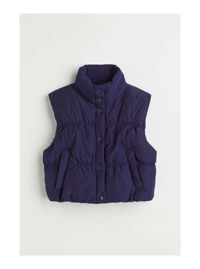 H&M Cropped puffer gilet with a high collar, press-studs down the front and welt front pockets. Lined.